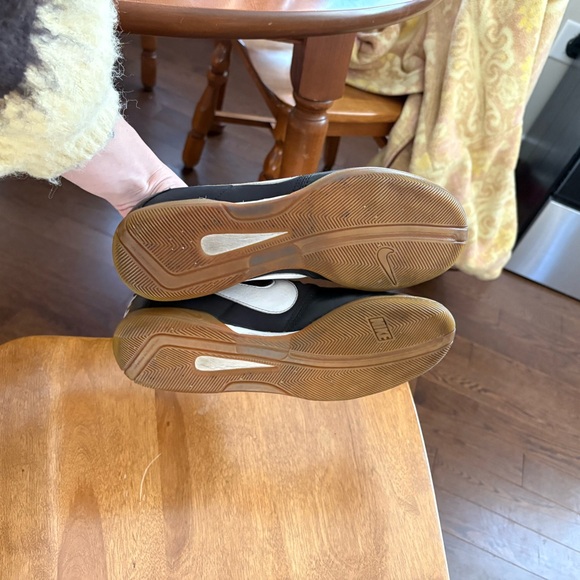 Nike Black and White Athletic Shoes - Picture 6 of 7